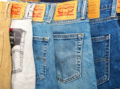 Idealna długość i optycznie wyszczuplona talia - szorty Levi's zostały przecenione o 50%. A w Sinsay?