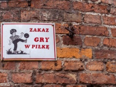 Dzieci dostały zakaz gry w piłkę na placu zabaw. Sąsiedzi: Tu jest dużo starszych osób, nam to przeszkadza