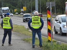 Nielegalni imigranci przekraczają granicę Polski. Krzysztof Bosak domaga się zdecydowanych działań