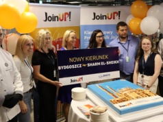 Inauguracyjny rejs z Bydgoszczy do Sharm El-Sheikh. Na pasażerów czekał tort [zdjęcia, wideo]