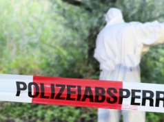 Martwa kobieta przy ławce, zabite dziecko w zaroślach. Nikt nie wie, kim są