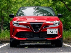 Alfa Romeo Junior z tablicą zamontowaną z boku zderzaka