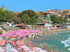 Leży rzut beretem od popularnego kurortu. Bez tłumów, za to z widokami i bajecznymi plażami