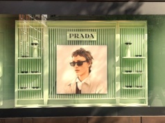 Prada w ogniu krytyki. O co chodzi z "sandal scandal"?