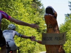 Żużel. Zmarzlik wypoczywa na torze, Cierniak spotkał dinozaura, a Janowski z Tungatem grają w gry (POZA TOREM)