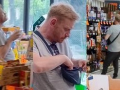 Bartosz Żukowski, czyli Walduś z "Kiepskich", buszuje między alejkami supermarketu