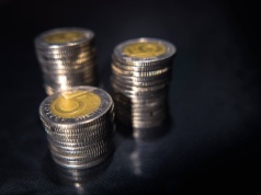 Złoty odporny, euro pod presją – kto pierwszy obniży stopy?
