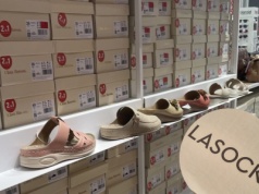 Zapomnij o sandałach - te buty to HIT na lato dla szerokich stóp