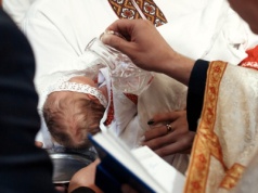"Nieślubne" dzieci chrzci w inny dzień tygodnia. Diecezja mówi o tradycji, krytycy o stygmatyzacji