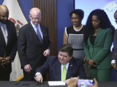 Gubernator Illinois J.B. Pritzker podpisał nowe ustawy