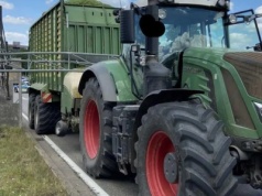 Traktor z przyczepą utknął na moście. Zestaw okazał sią za wysoki