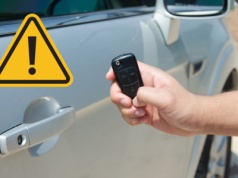 Ukryta funkcja kluczyka do samochodu. Schładza nagrzane auto w kilka sekund