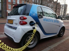 Watykan już tylko z „elektrykami”? Samochody spalinowe mają zniknąć do 2030 r.
