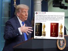 Trump reklamuje perfumy. 