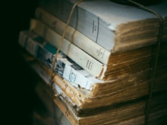Firma zajmująca się sztuczną inteligencją kupiła miliony drukowanych książek, a następnie zniszczyła je tylko po to, by wytrenować swój model sztucznej inteligencji