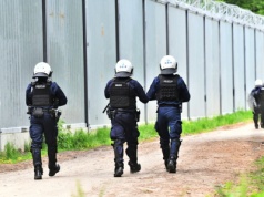 Nie wpuścił posłanek do strefy przygranicznej. Prokuratura wycofała akt oskarżenia przeciwko byłemu policjantowi