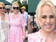 Rebel Wilson w koronkowym wdzianku razem z żoną wtapiają się w tłum gości Wimbledonu