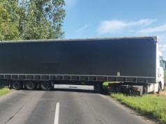 Kierowca ciężarówki postanowił zawrócić. Utknął na poboczu i zablokował całą drogę wojewódzką