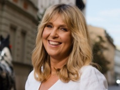 Zachwyca kolorem i krojem. Ewa Wachowicz w obłędnej sukience na wesele dla mamy