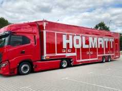 Nowe Iveco S-Way z naczepą do supersamochodów, w barwach polskiego przewoźnika
