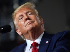 Trump straszy cłami. 