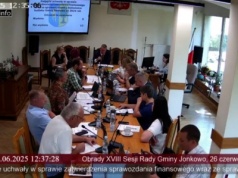 Policja na sesji rady gminy w Jonkowie. Ręka „gruchnęła” na komodę. Radna: „To się nazywa – obrona konieczna”