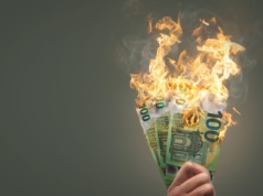 Kurs euro przelicytował? Dolar na krawędzi czeka na przyśpieszone dane z USA