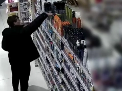 Złodziej z drogerii w akcji – maszynki za ponad 1000 zł w torbie! [WIDEO]