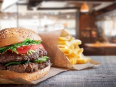 Fast foody na minusie przed wakacjami. Co może poprawić sytuację branży?