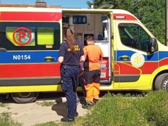 Mężczyzna leżał na chodniku, nikt nie reagował. Straż Miejska wezwała karetkę