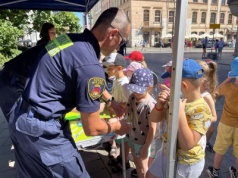 Opaski, które pomagają odnaleźć dziecko. Straż Miejska rozdaje identyfikatory