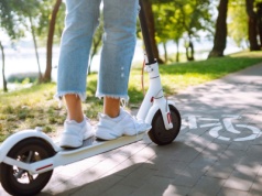 Po ścieżce, chodniku czy jezdni? Zasady jazdy hulajnogą elektryczną