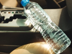 Plastikowa butelka wody naprawdę może wywołać pożar auta. To nie mit