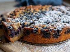 Babcia pokazała mi, jak robi najłatwiejsze ciasto z borówkami. Jest pyszne i bardzo puszyste