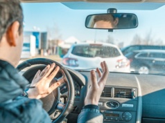 Furiat atakował kierowców. Wyzywał, groził i bił