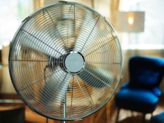 Zmieszaj z wodą i zamroź. W mieszkaniu zrobi się chłodniej bez klimatyzacji