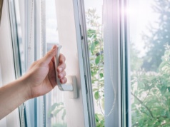 Jak schłodzić mieszkanie w upał? Można otwierać okna? Sposoby na obniżenie temperatury bez klimatyzacji