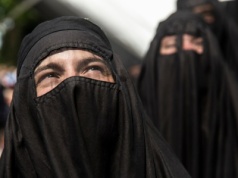 Islamski kraj zakazał noszenia burek. Powody są dwa