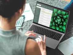 Laptopy na lato. Wakacyjne okazje w Komputronik