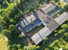 Pożar kurnika w Głuchowie. Tysiące kur uratowanych dzięki heroicznej akcji strażaków [ZDJĘCIA]