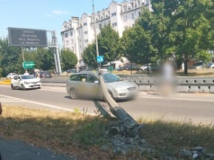 Groźny wypadek na ul. Kobierzyńskiej. Latarnia spadła na samochód