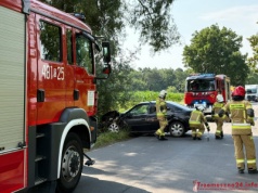 Fordem uderzyła w drzewo. Starsza kobieta trafiła do szpitala