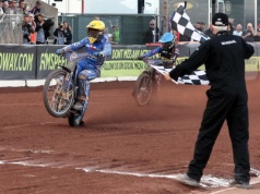 SGP: Bartosz Zmarzlik vs. Brady Kurtz – walka o mistrzostwo świata 2025 wkracza w decydującą fazę!