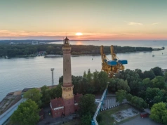 Najwyższa latarnia morska w Polsce. Znajdziesz ją w uwielbianym nadmorskim mieście