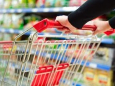 Kaufland wprowadza rekordowe promocje. Woda za 99 groszy, mleko i Laysy czekają!