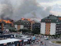 Duży pożar budynku w Ząbkach. Strażacy walczą z ogniem