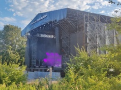 Wielka plenerowa scena już stoi. Pierwsze koncerty w piątek [LINE UP]