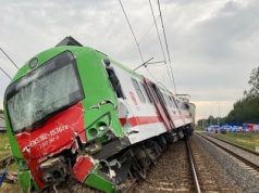 Pociąg wykoleił się po zderzeniu z ciężarówką. Kierowca trafił do szpitala