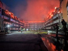 Wielki pożar bloku w Ząbkach. Ponad 100 strażaków walczy z ogniem