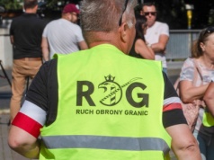 Rząd tańczy, jak zagrają prawicowi populiści. Dlaczego nie walczy z bojówkami Bąkiewicza?